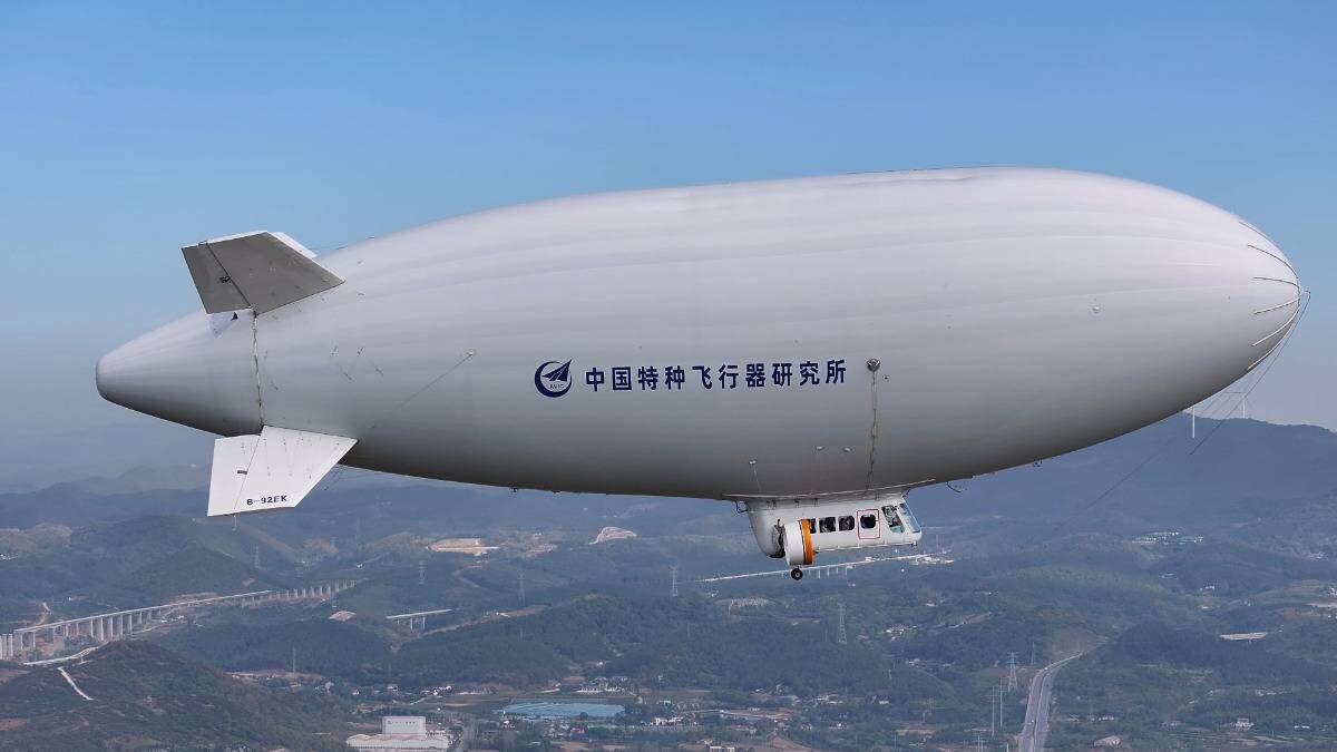    Китайский дирижабль AS700 «Сянъюнь» прозвали «Небесной белухой». Он может стать пионером новой «эры дирижаблей» / Фото: VCG / ТАСС