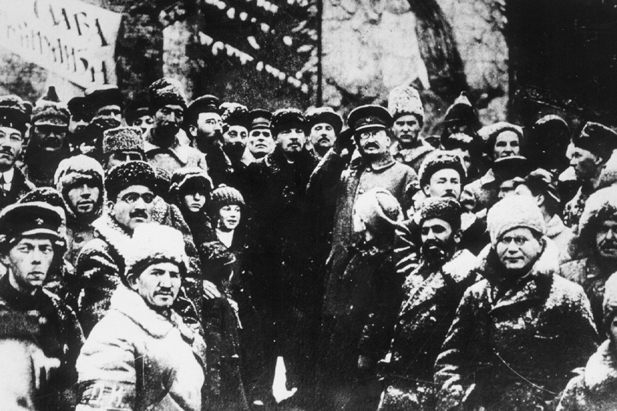 Большевички. Главная их задача состояла в том, чтобы полностью, до основания, уничтожить Российскую Империю, как страну, созданную русским народом на основе русской культуры. И создать на ее месте мировое коммунистическое пугало - коммунистическую Совдепию.