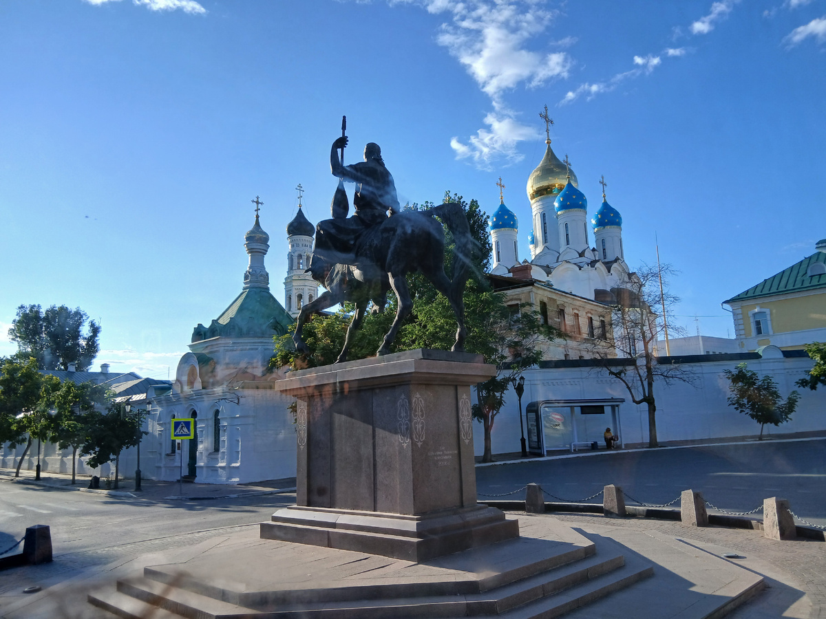 Памятник Курмангазы на фоне Благовещенского монастыря