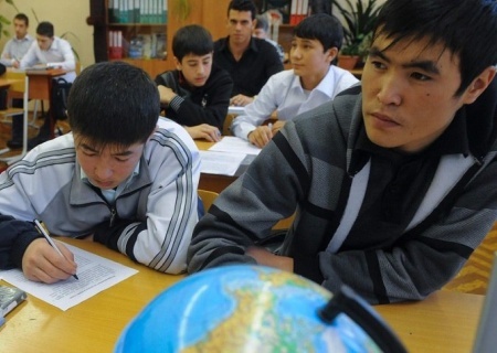    В Таджикистане недовольны: 9 тысяч детей мигрантов вернулись на родину из России из-за незнания русского языка