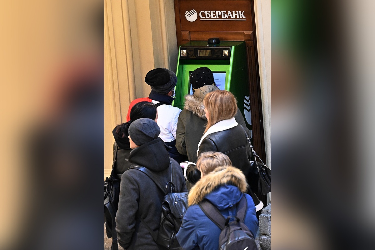    Объем наличных денег на руках у россиян вырос, а вместе с ним повысилась и потребность в банкоматах, которые работают даже в периоды временных отключений мобильного интернета. / РИА Новости