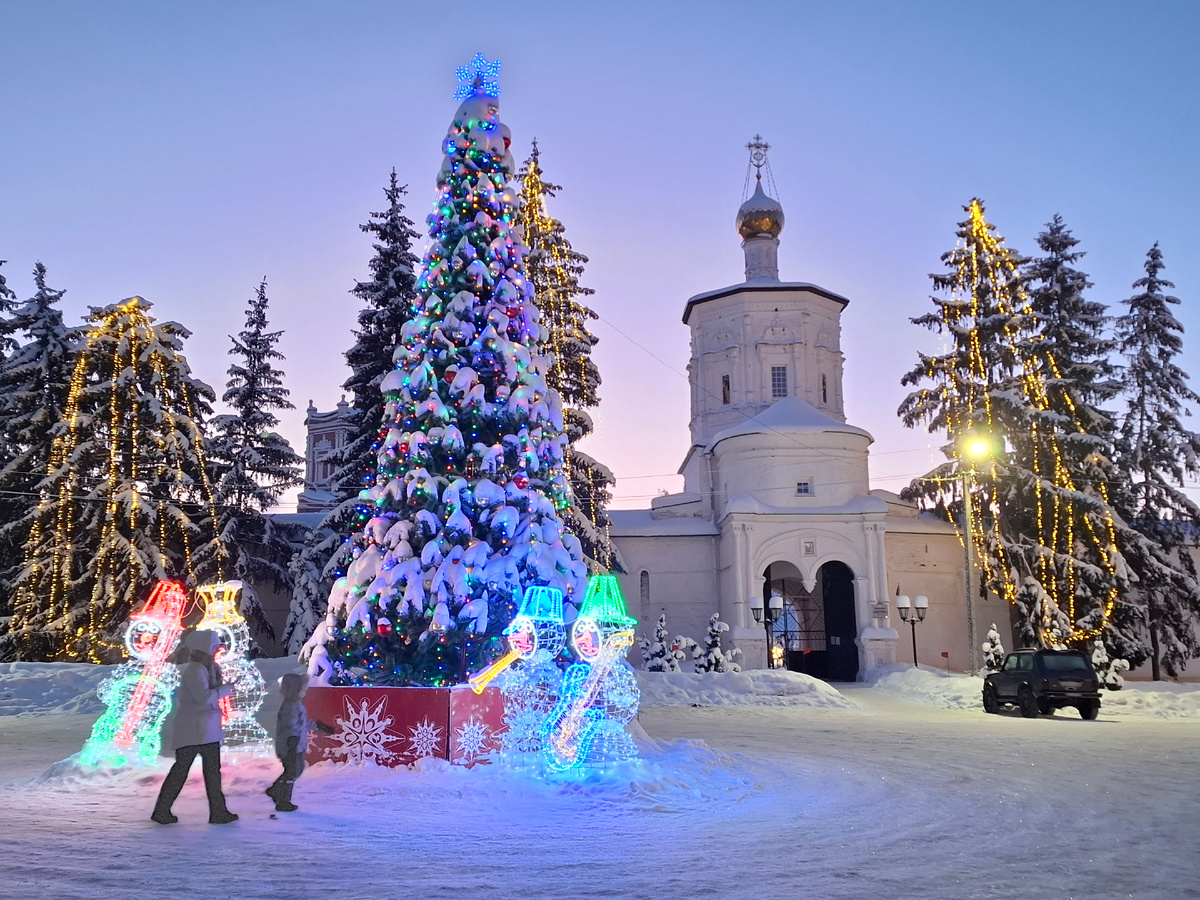 Монастырская площадь в Солотче