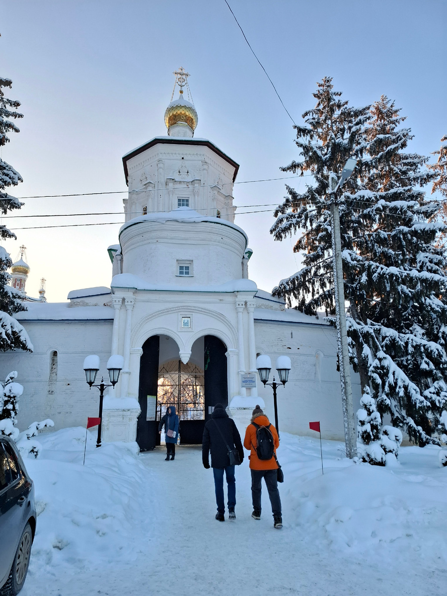 Главный вход в Солотчинский Рождества Богородицы женский монастырь с Монастырской площади
