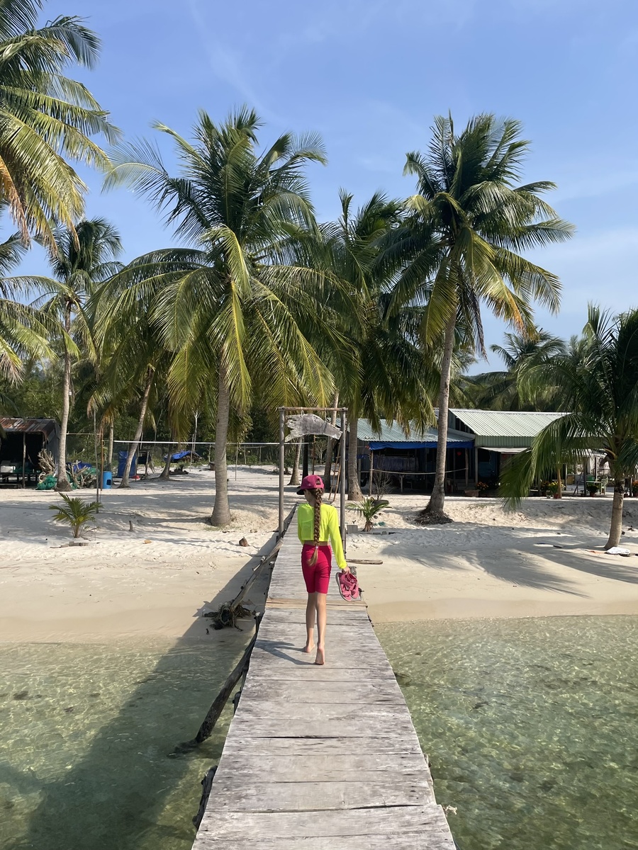 Пирс, с которого отвозят на лодочке на Пляж звезд, остров Фукуок, Вьетнам, 2025