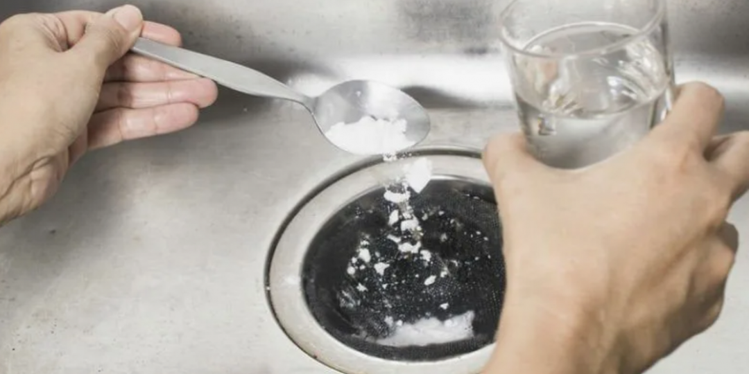 Засор вылетит со свистом: насыпьте в слив 2 ложки этого средства – и пробка исчезнет