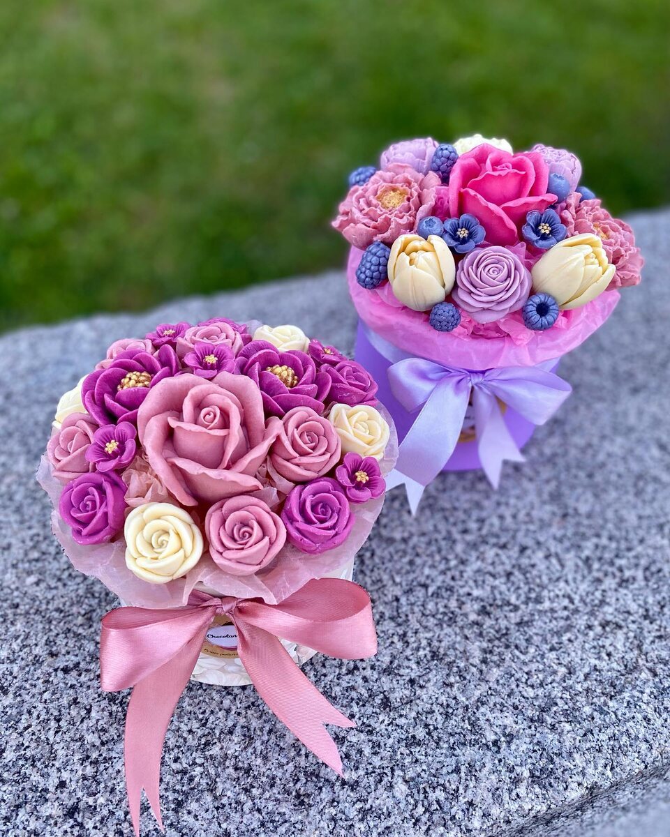 Кто бы мог подумать, что обычный букет цветов однажды уступит пальму первенства сладким композициям из шоколада? Сегодня шоколадные цветы уверенно завоевывают рынок подарков, радуя своими яркими красками, нежным ароматом и, конечно же, отменным вкусом.