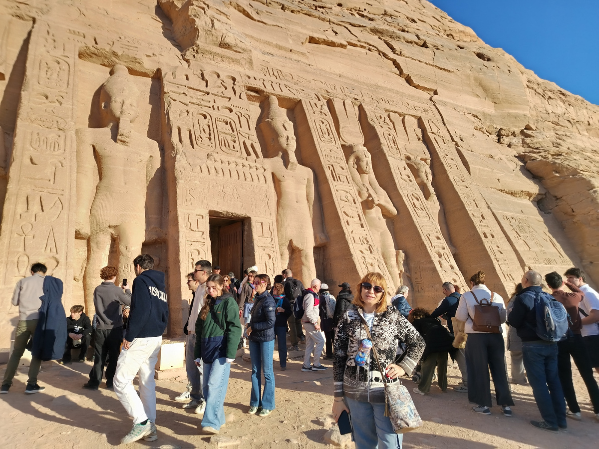 Абу-Симбел. Храм  в честь первой жены Рамсеса II, царицы Нефертари Меренмут, посвящён богине Хатхор