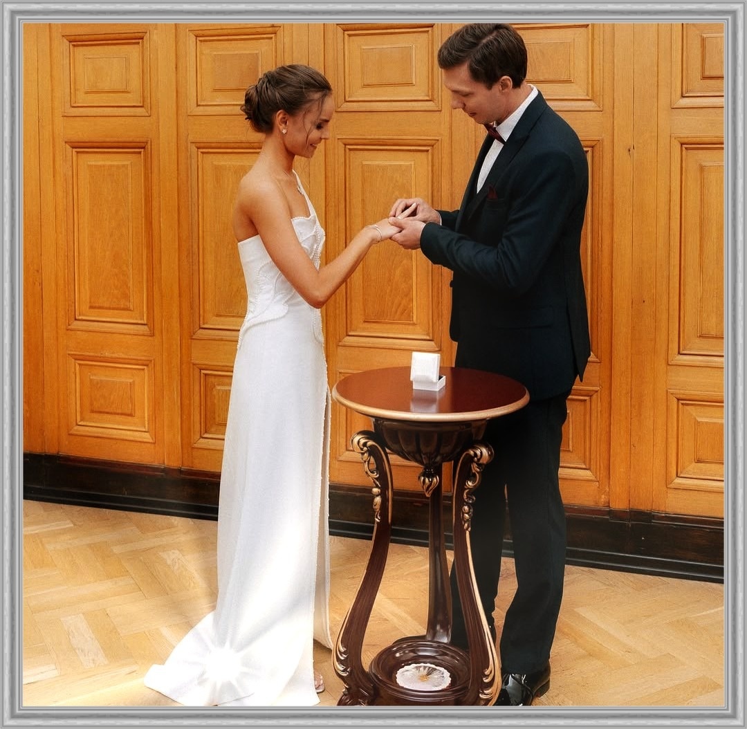 Такой образ скорее про уверенность, чем про демонстрацию статуса.
