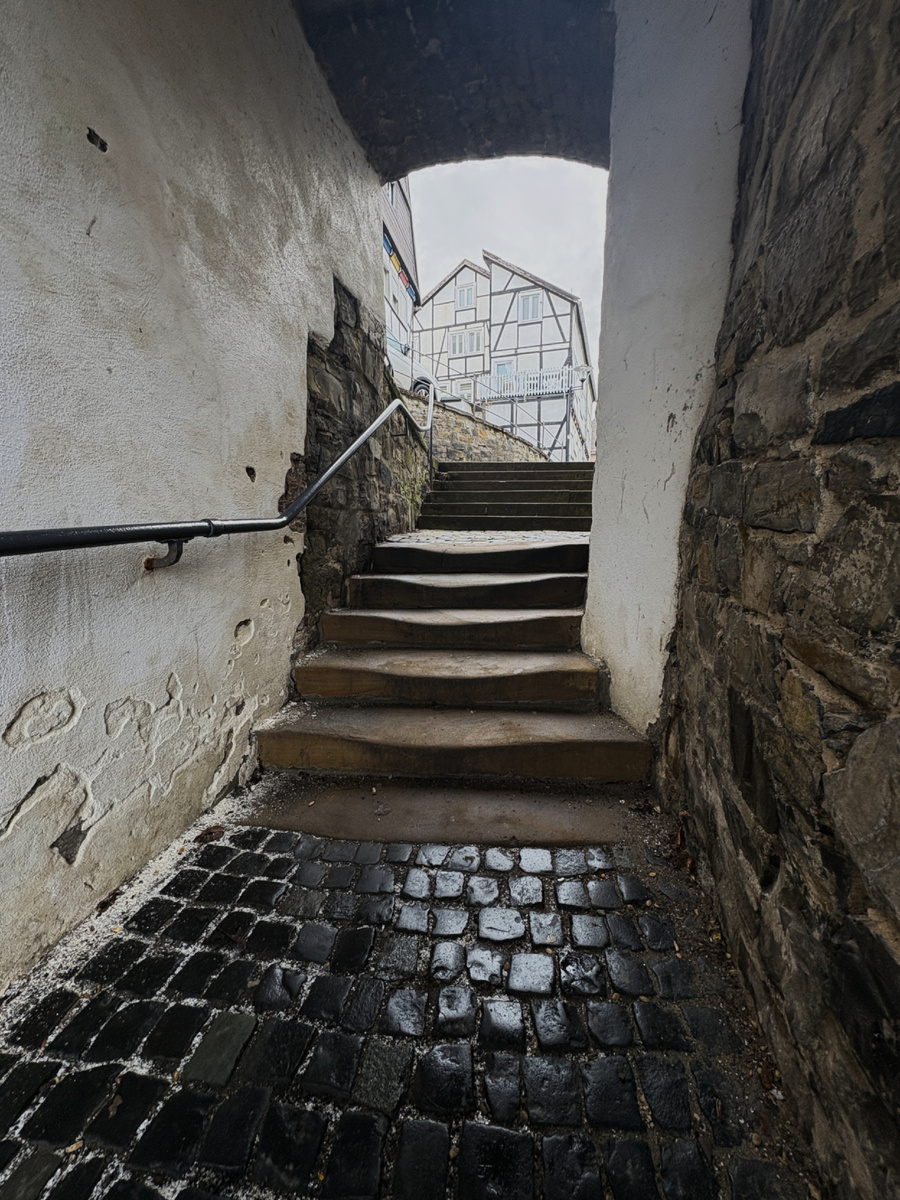 Каменные ступени, стёртые шагами предков и современников. Фото моё.