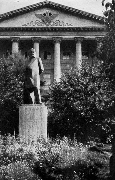 Памятник К. Марксу у Смольного в Петрограде