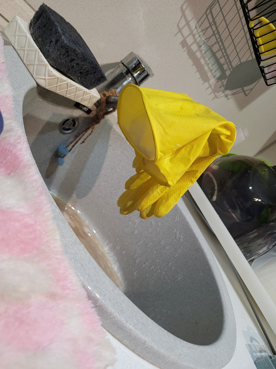 Мою посуду в перчатках. После использую крем для рук