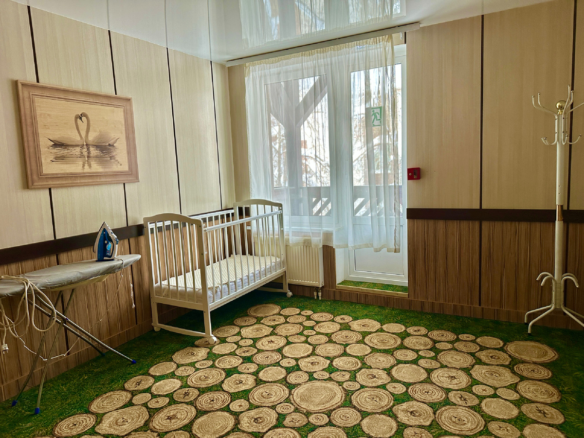 В коридоре на этаже утюг с гладильной доской и детские кроватки, которые народ забирал, кому нужно