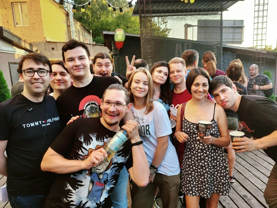 Это фото с очередной сходки, на которые съезжается человек по 200-400. На этом фото некоторые авторы и админы.