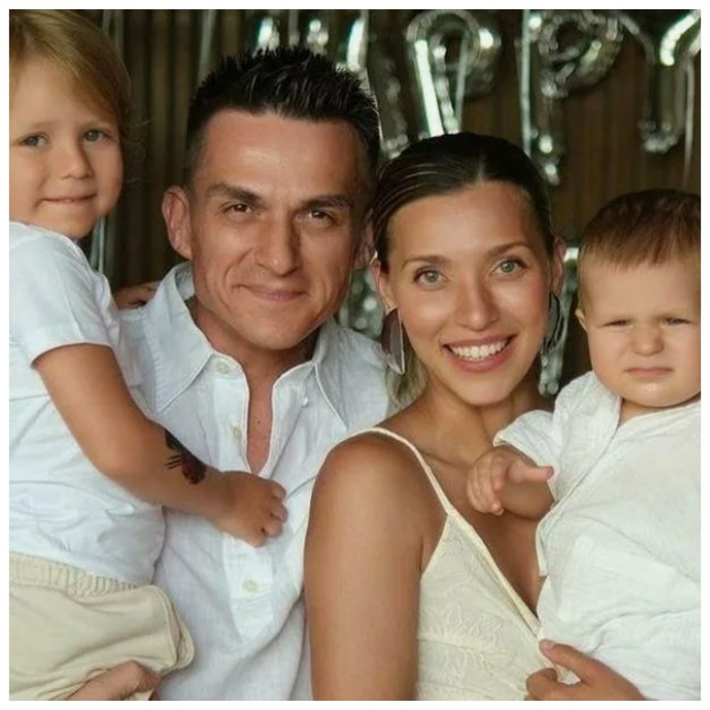 Регина с мужем и сыновьями. Самого младшего особо не светят