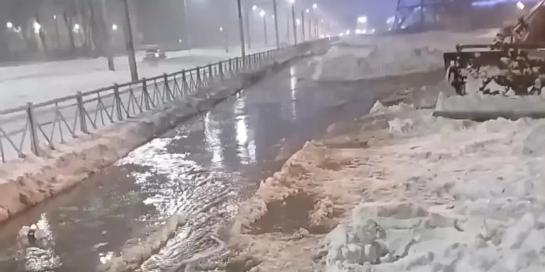 В Череповце на Мира ликвидируют утечку воды