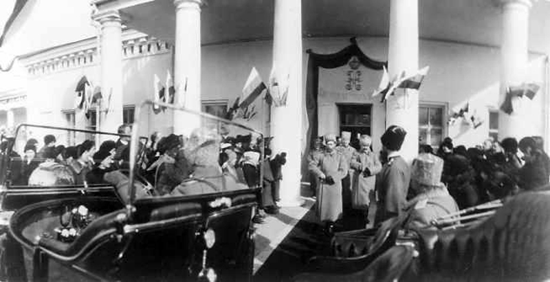 Император Николай II выходит из лазарета Екатеринославского дворянства, расположившегося в помещении бывшего Потемкинского дворца. Дата съемки 31.01.1915 г.