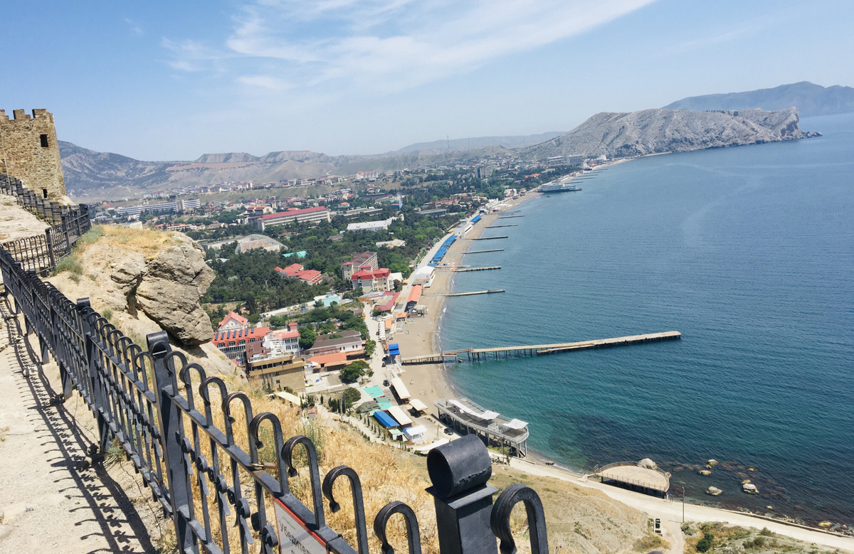 Вид на Судакскую бухту с горы — море, крепость, виноградники у подножия