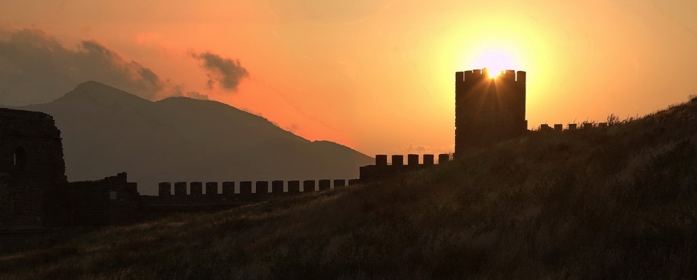 Судакская крепость на закате — силуэт на вершине горы