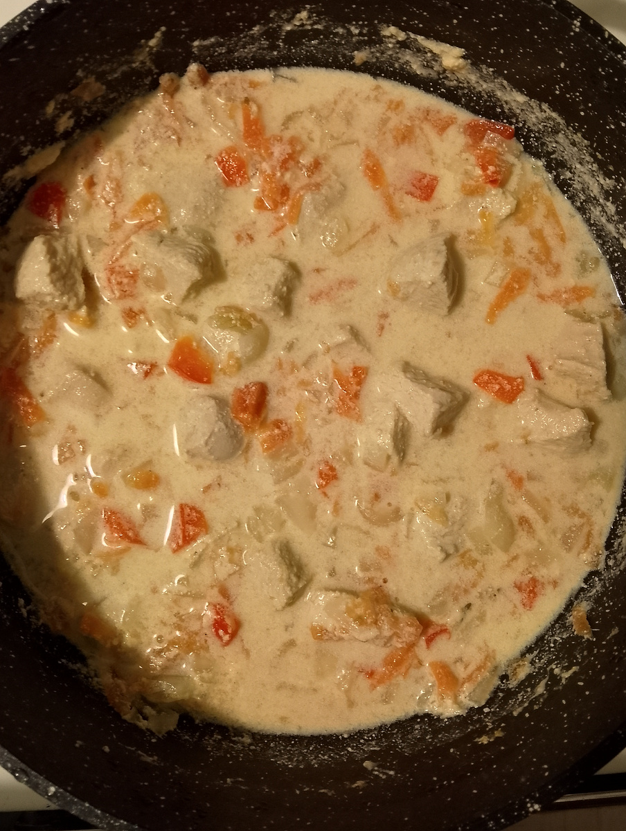 На обед потушила филе индейки с овощами в сметане. Индейка получилась нежная. На гарнир отварила гречу. Фото автора