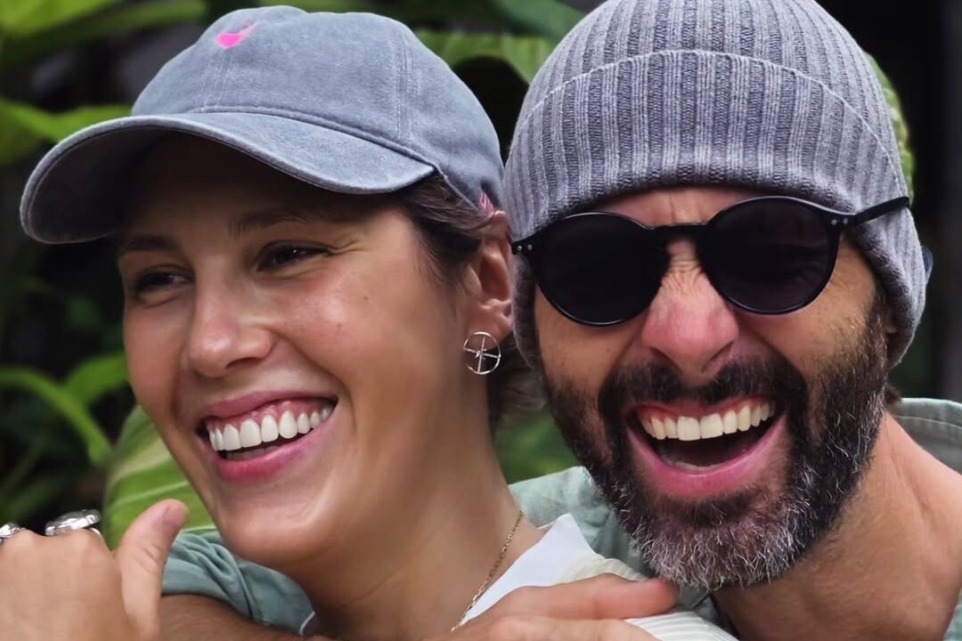     «Взял в заложники»: Ирину Горбачеву сняли в объятиях мужчины на Бали