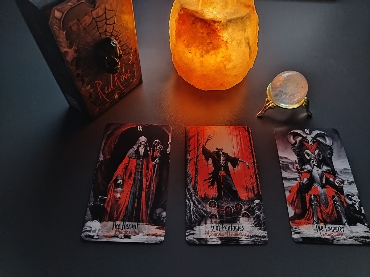 Карты сценариев: Отшельник, Пятерка пентаклей, Император. Моя колода Red Robe.