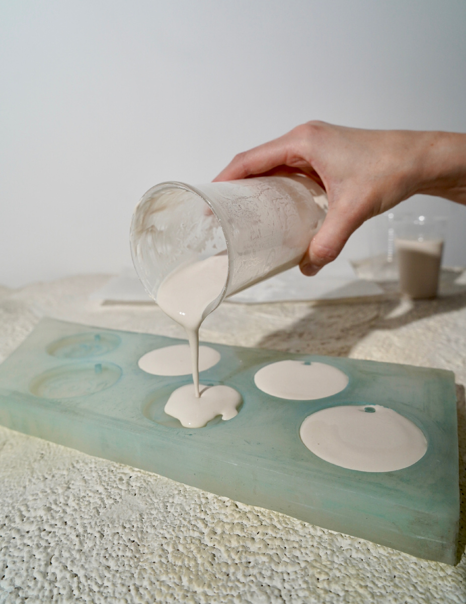 Ароматный гипс SAGE. Процесс заливки изделия в тиражную форму. 