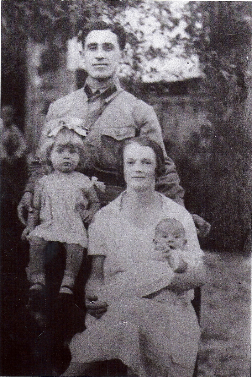 Николай Дрокин с женой Верой, дочерью Надей (мамой Сергея Проскурина) и сыном Васей.