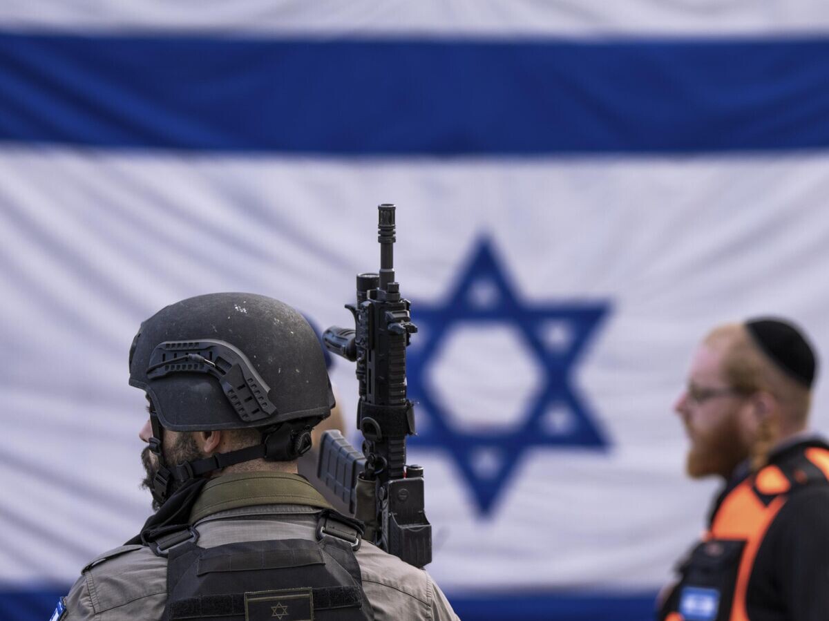    Сотрудник сил безопасности Израиля | © AP Photo / Oded Balilty