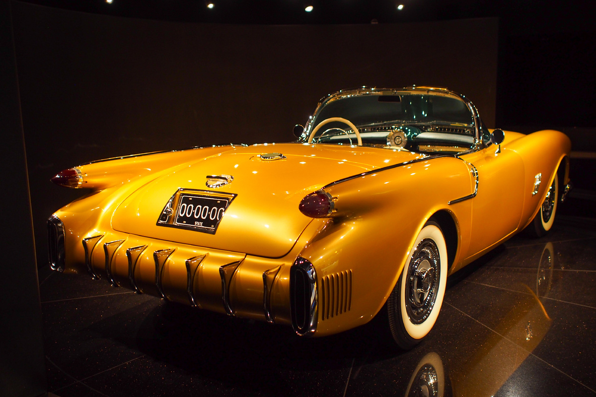 Oldsmobile F-88 построен на той же базе, что и прототип Chevrolet Corvette, но оснащался более мощным мотором V8.