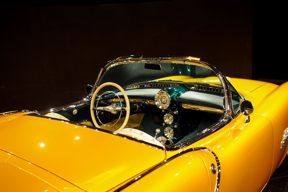 Обратите внимание на архитектуру передней панели. Это что-то из разряда фантастики. 