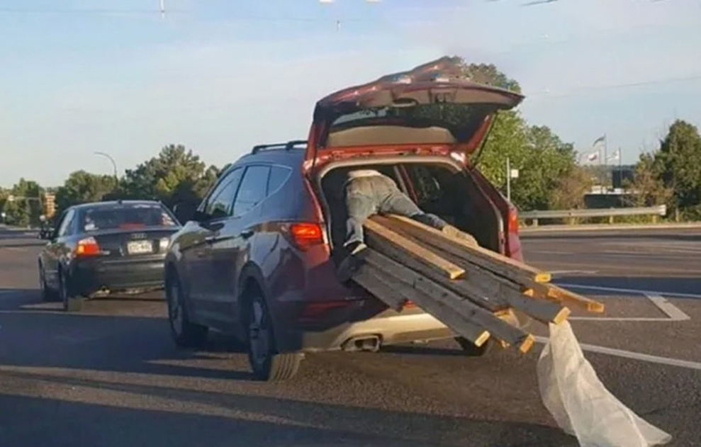 Смекалка или абсурд? 7 фото на дорогах, где логика бессильна