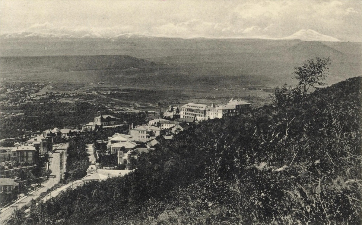 Вид на Пятигорск и Кавказский хребет, начало ХХ века (фото: pastvu.com) 
