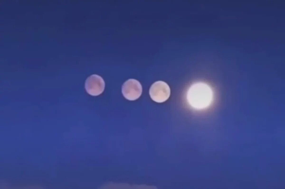    Жители Петербурга увидели в небе сразу четыре луны