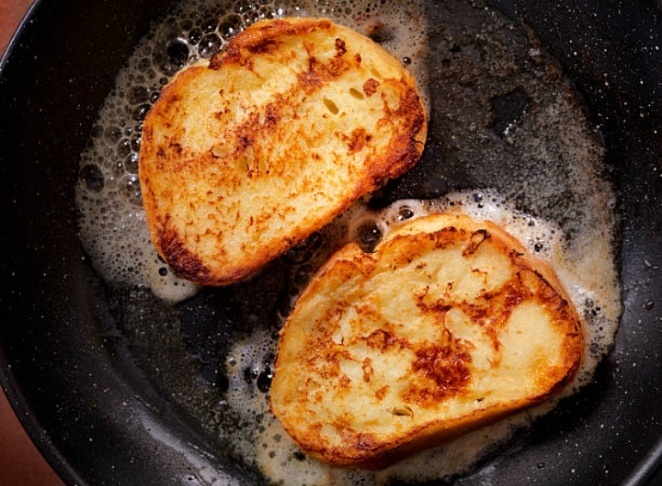 Полбатона, яйцо и ложка молока - и гренки “как в детстве”: как пирожные - хрустящие, румяные, “сочные. И 3 хитрости для особо вкусных гренок