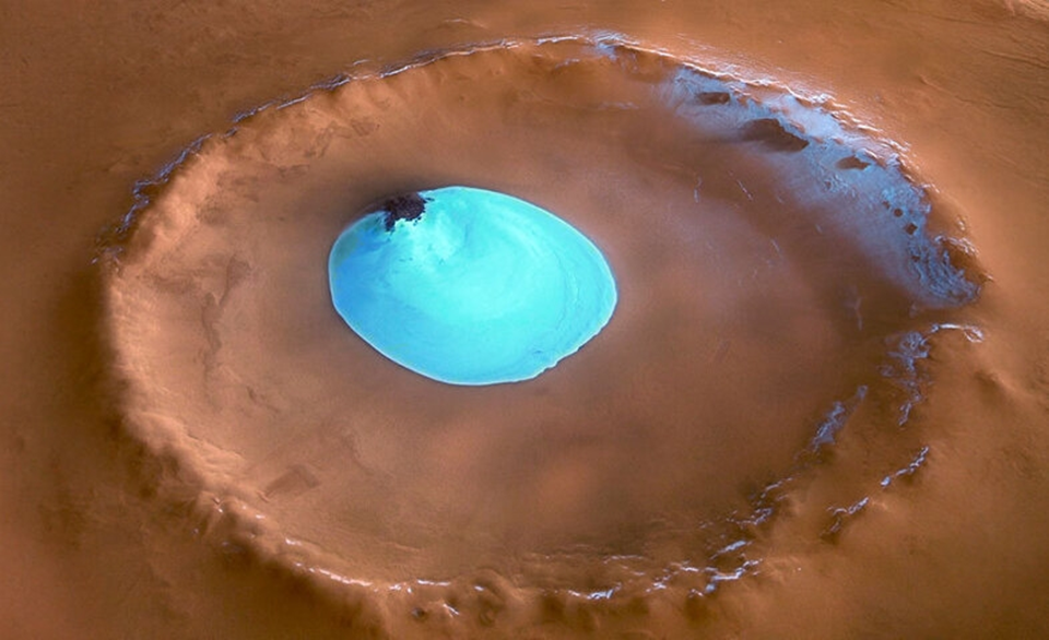 Марсианский кратер с возможными залежами льда. Фото: NASA