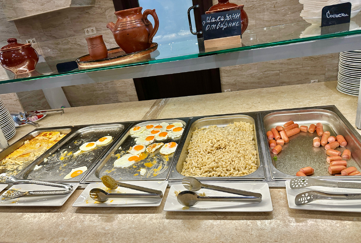 В отеле на завтраке