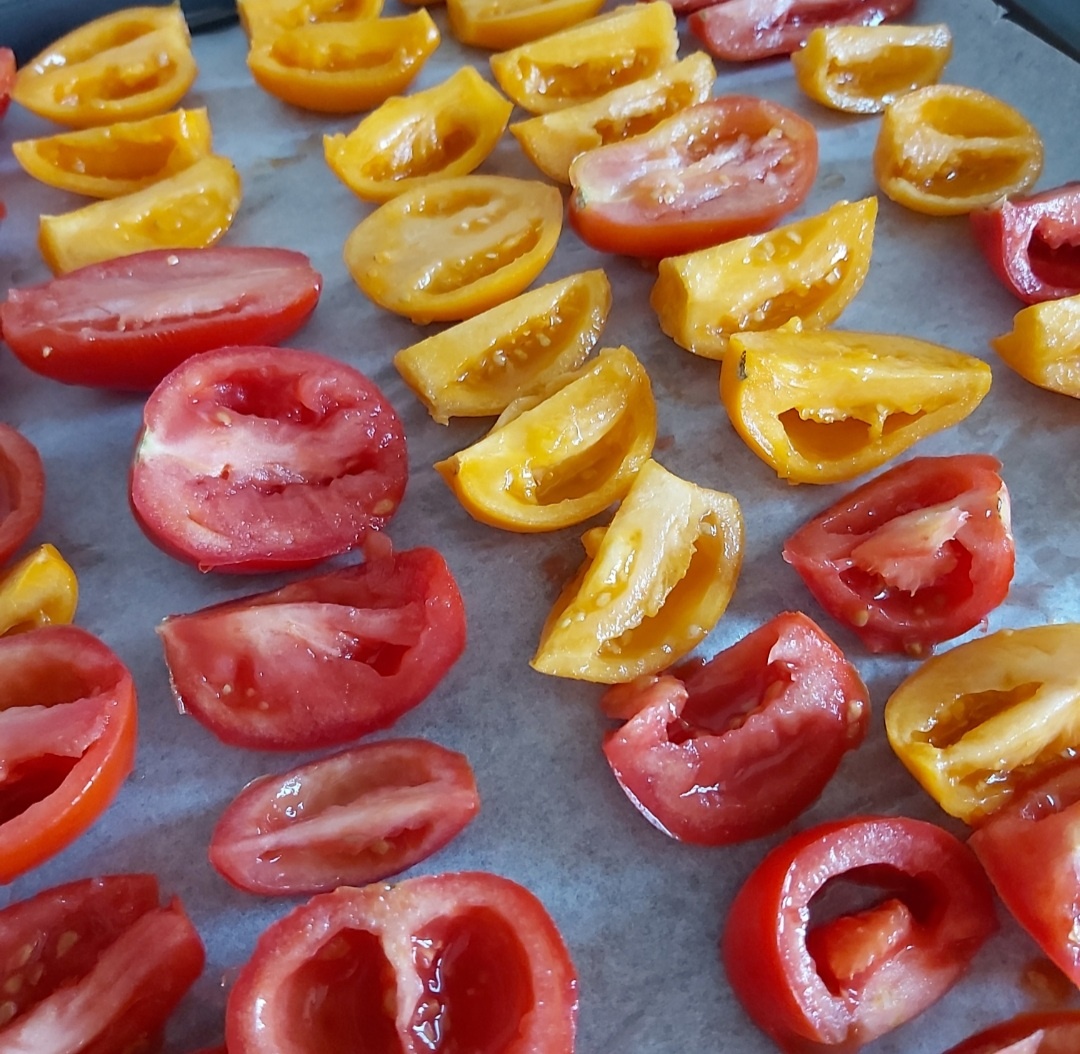 Я готовлю помидоры к вялянию в духовке