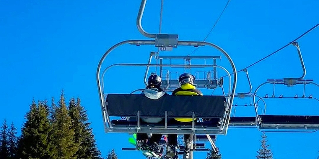 «Не думал, что в реальности такое возможно!» Как замёрзшим лыжникам пришлось прыгать в снег с высоты, чтобы спасти свои жизни