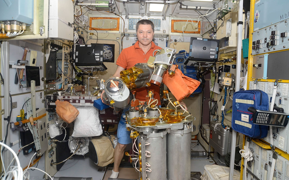 Олег Кононенко с агрегатами системы «Электрон-ВМ» на МКС. Фото: Роскосмос