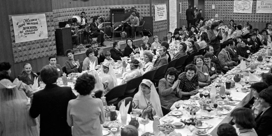 Пять вещей, за которые «клеймили» девушек в СССР