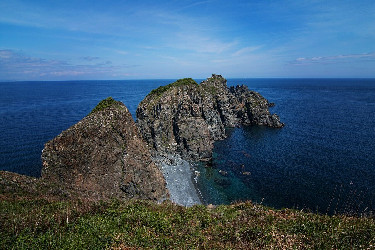 Остров Аскольд привлекает не только искателей приключений, но и дайверов. Говорят, в прозрачных водах окружающих его бухт можно увидеть косаток. Интересны и останки затонувших кораблей. Фото: Dimasigida12 / Wikimedia