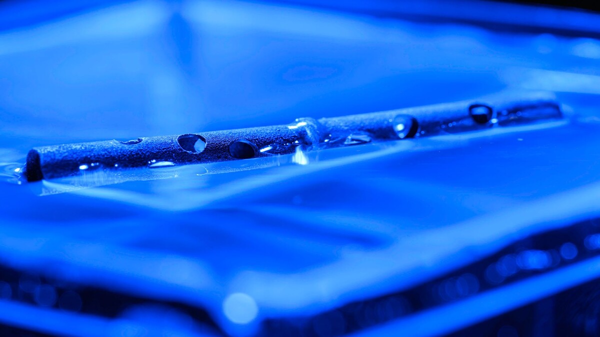 Металлические трубки остануться на плаву даже с огромным числом пробоин