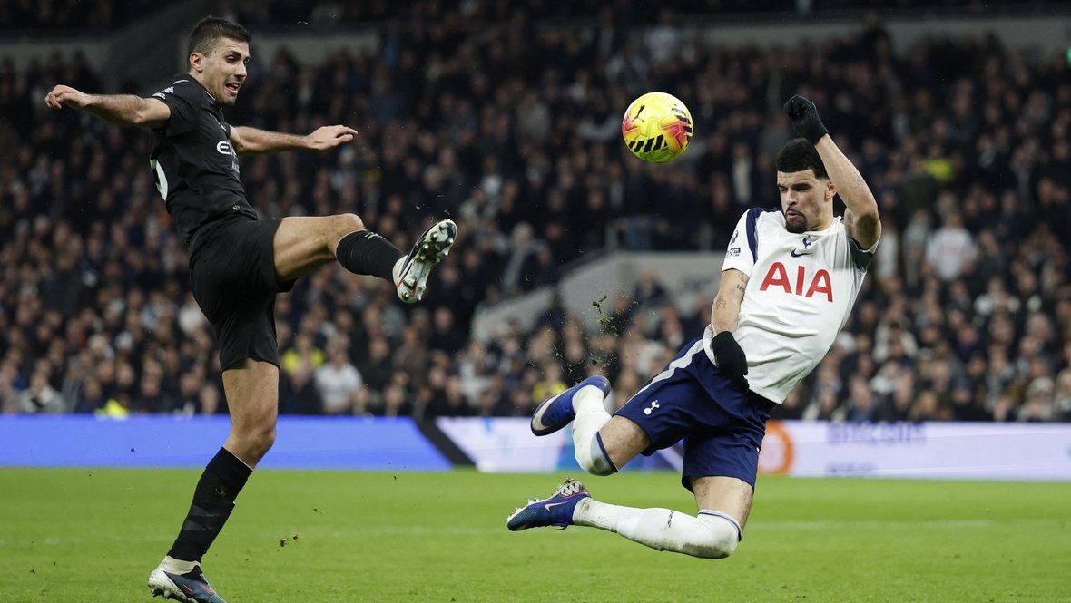    Нападающий «Тоттенхэма» Доминик Соланке забивает гол в ворота «Манчестер Сити» 1 февраля. Reuters