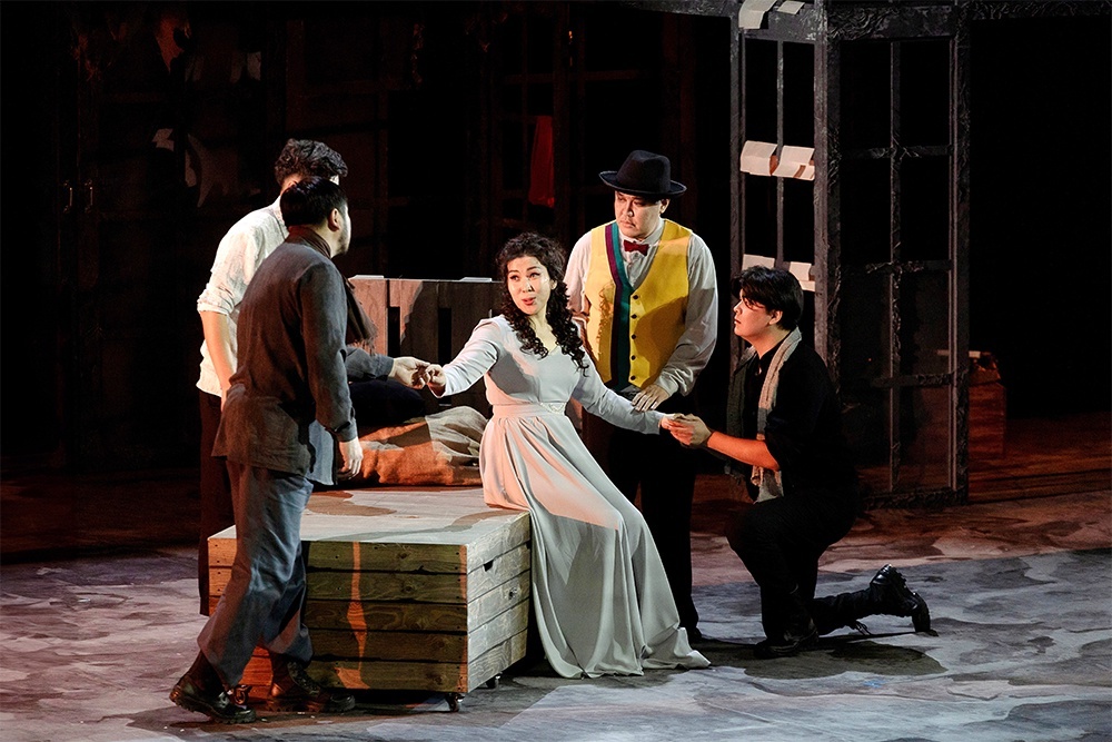    Время действия в спектакле заретушировано. Люди богемы, творцы живут вне календарной системы координат. / Дарья Шатова / Бурятский театр оперы и балета