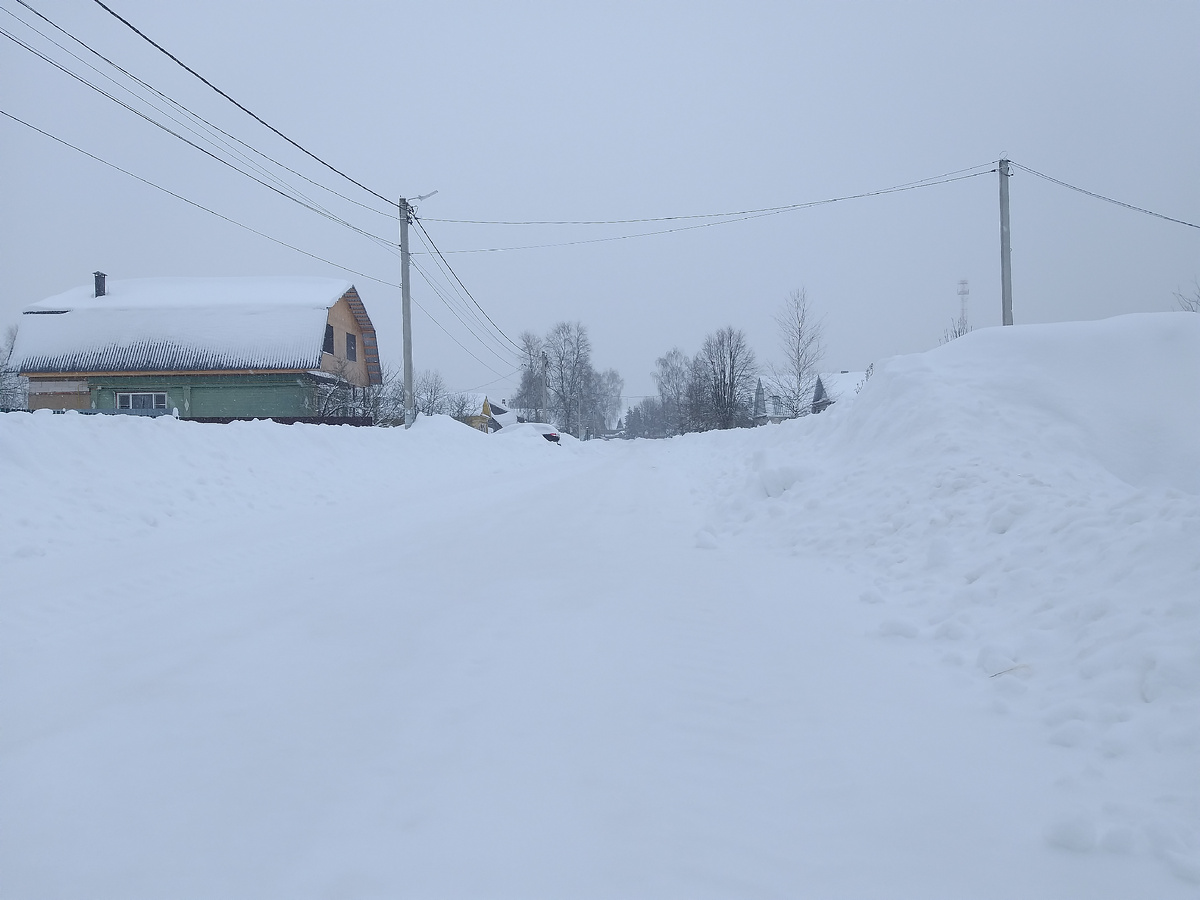 На следующее утро после снегопада. Дорогу расчистил Грейдер