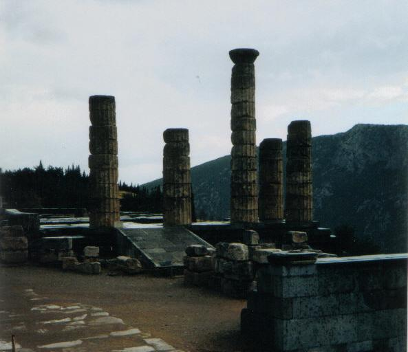 Руины храма Аполлона в Дельфах. Здесь, согласно античной традиции, пифия назвала Сократа мудрейшим из всех людей, что стало переломным событием в жизни философа