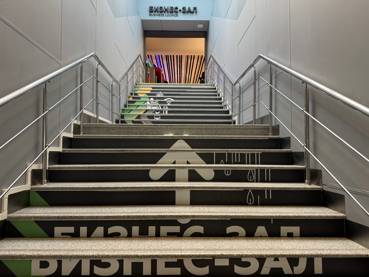Лестница на входе в бизнес-зал аэропорта Краснодара 
