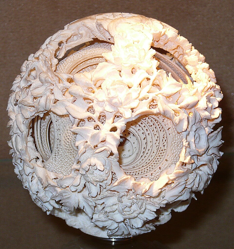 Шар-головоломка в музее горных пород в Бернштейне