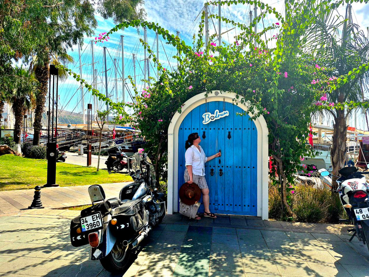 Самый растиражированный ракурс: около этой двери обязательно фотографируются те, кто приезжает в Бодрум.