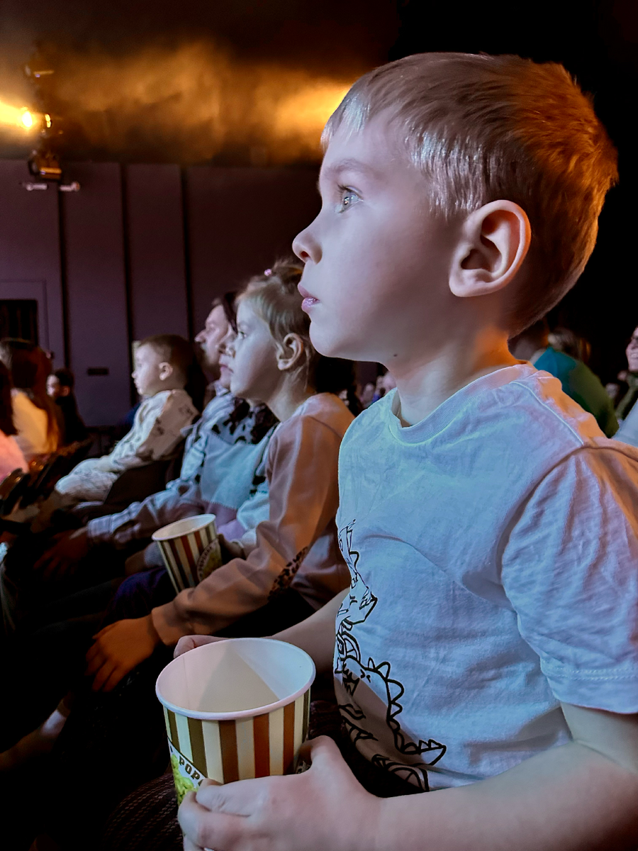 Просто посмотрите, как все увлечены происходящим на сцене :)